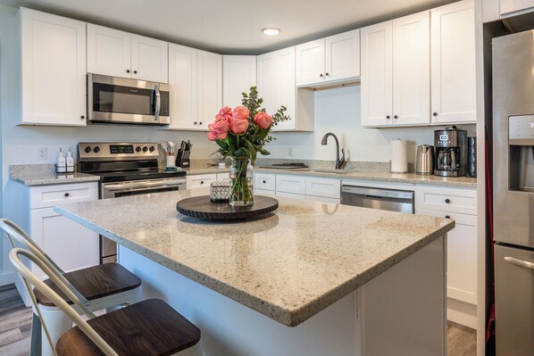 冷蔵庫、電子レンジ、オーブン、コンロ