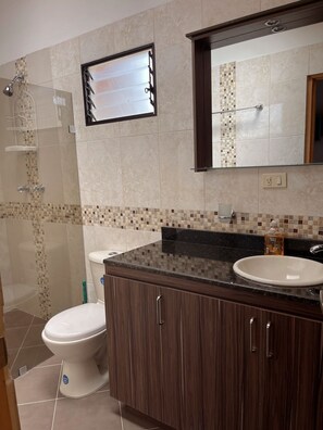 Serviettes fournies, papier toilette