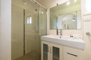 Dusche, Haartrockner, Handtücher, Seife