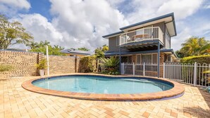 A modern two-story house with a swimming pool and a fenced backyard. - Family-Friendly Oasis with Pool, Near Beaches & Theme Parks (Ashmore)