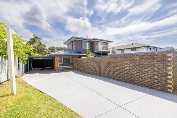 Exterior - Family-Friendly Oasis with Pool, Near Beaches & Theme Parks (Ashmore)