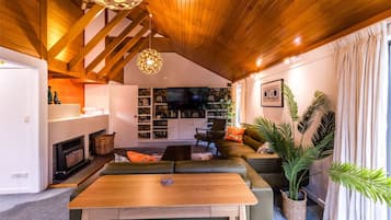 TV connectée, cheminée, table de tennis de table, chaßne hi-fi