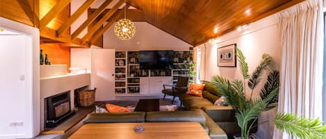 Smart TV, fireplace, table tennis, stereo