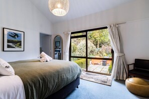 4 bedrooms, desk, iron/ironing board, travel crib - Seventeen On Cheltenham (Hanmer Springs)