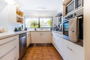 Fridge, microwave, oven, stovetop - Seventeen On Cheltenham (Hanmer Springs)