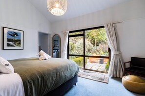 4 bedrooms, desk, iron/ironing board, travel cot