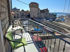 Property grounds - Apartment with sea view and two balconies, near the beach (Kastel Gomilica)