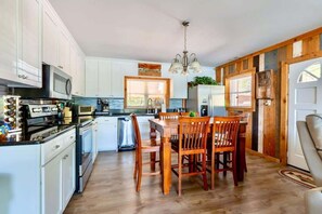 ثلاجة، ميكروويف، فرن، موقد طهي مسطح