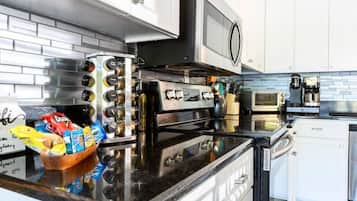 Frigorífico, microondas, horno y placa de cocina