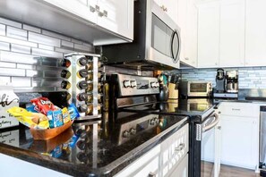 ثلاجة، ميكروويف، فرن، موقد طهي مسطح