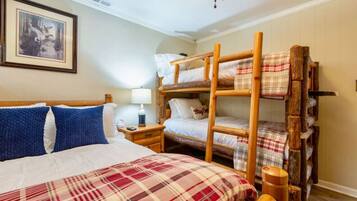 1 bedroom, desk, travel cot, free WiFi