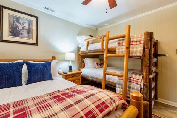 1 bedroom, desk, travel cot, free WiFi