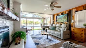 Una Smart TV, una chimenea, un reproductor de DVD, una oficina