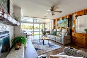 تلفزيون ذكي، مدفأة، مشغل دي في دي، مكتب