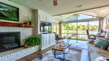 Smart TV, chimenea, reproductor de DVD y oficina