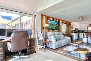 Smart-tv, een open haard, een dvd-speler en een kantoor
