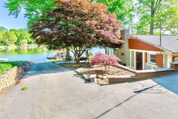 المنشأة من الخارج