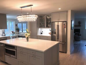 Fridge, microwave, oven, stovetop - Charming 3-bedroom house with WiFi and AC in wonderful North Boulder. (Boulder)