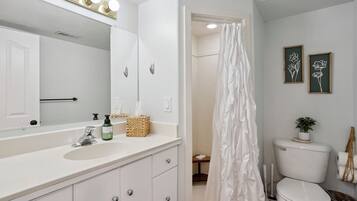 Doccia, asciugacapelli, asciugamani, sapone