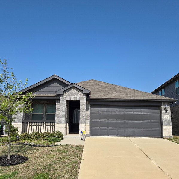 Exterior - Charming 4-bedroom house with fitness room, WiFi in lovely Forney (Forney)