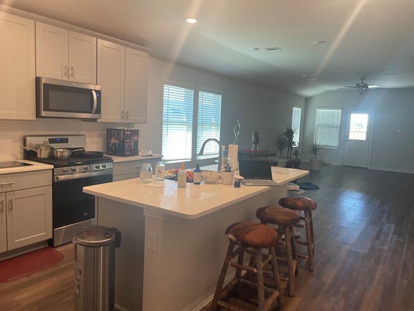 Een koelkast, een magnetron, een oven, een kookplaat