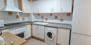 Réfrigérateur, four à micro-ondes, un four, grille-pain