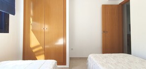 2 chambres, fer et planche à repasser, accès au Wi-Fi (inclus)