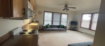 Cozy 1 BR, 1 bath cabin in wonderful Duluth with WiFi, AC on a gorgeous lake