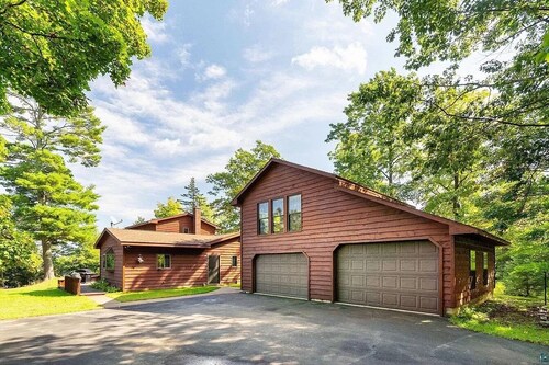 Cozy 1 BR, 1 bath cabin in wonderful Duluth with WiFi, AC on a gorgeous lake