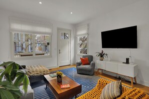 TV connectée, cheminée, écrans d'ordinateur