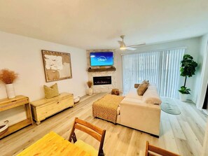 Smart-TV, Kamin, Arbeitsbereiche