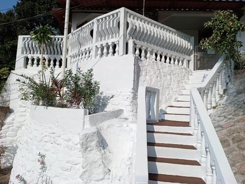 2-bedroom house in lovely Tela with WiFi, AC. Walk to coffee shops, restaurants.