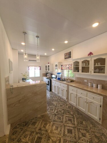 2-bedroom house in lovely Tela with WiFi, AC. Walk to coffee shops, restaurants.