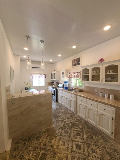 2-bedroom house in lovely Tela with WiFi, AC. Walk to coffee shops, restaurants.