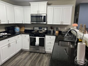 Een koelkast, een microgolfoven, een oven, een kookplaat