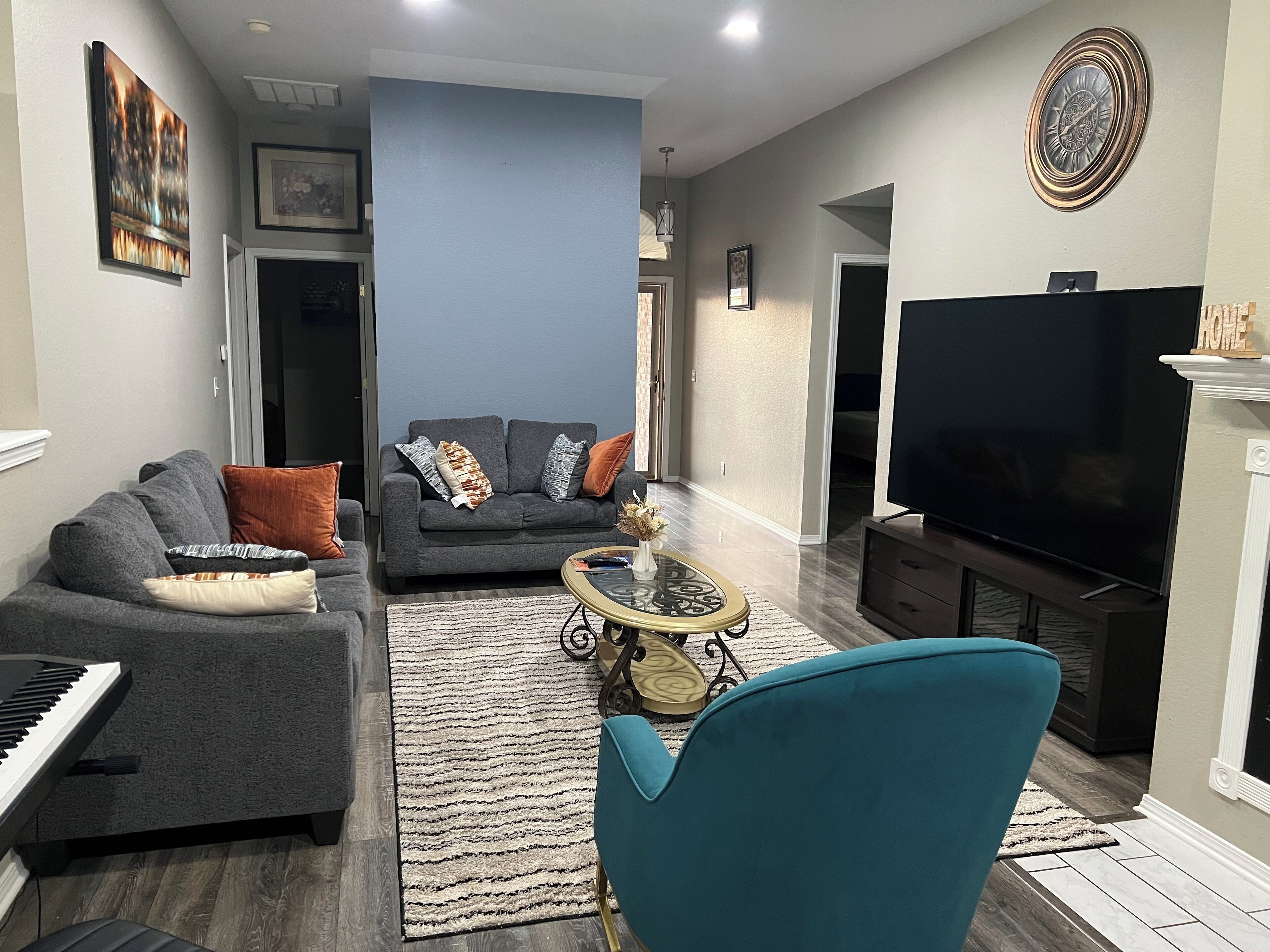 TV connectée, cheminée, table de tennis de table, livres