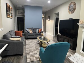 Smart-tv, een open haard, een tafeltennistafel en boeken