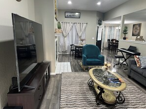 Smart-tv, een open haard, een tafeltennistafel en boeken