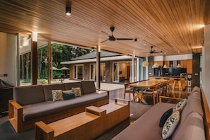 Vila premier, 6 quartos, vista para a piscina | Área de estar