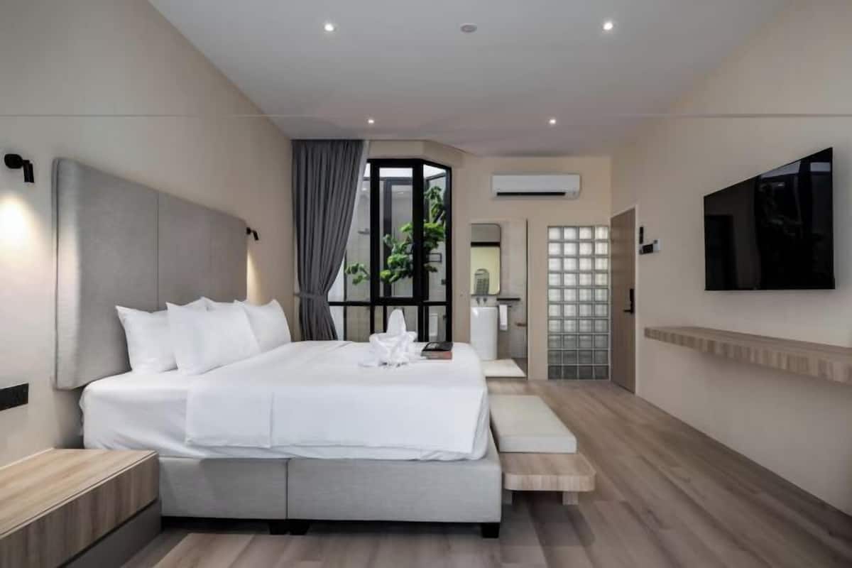 Desk, iron/ironing board, free WiFi