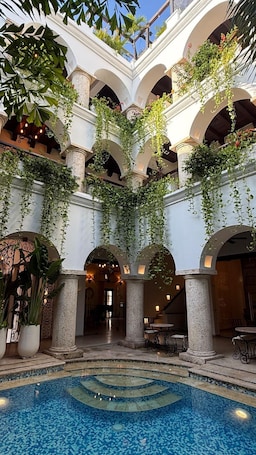 Una piscina al aire libre