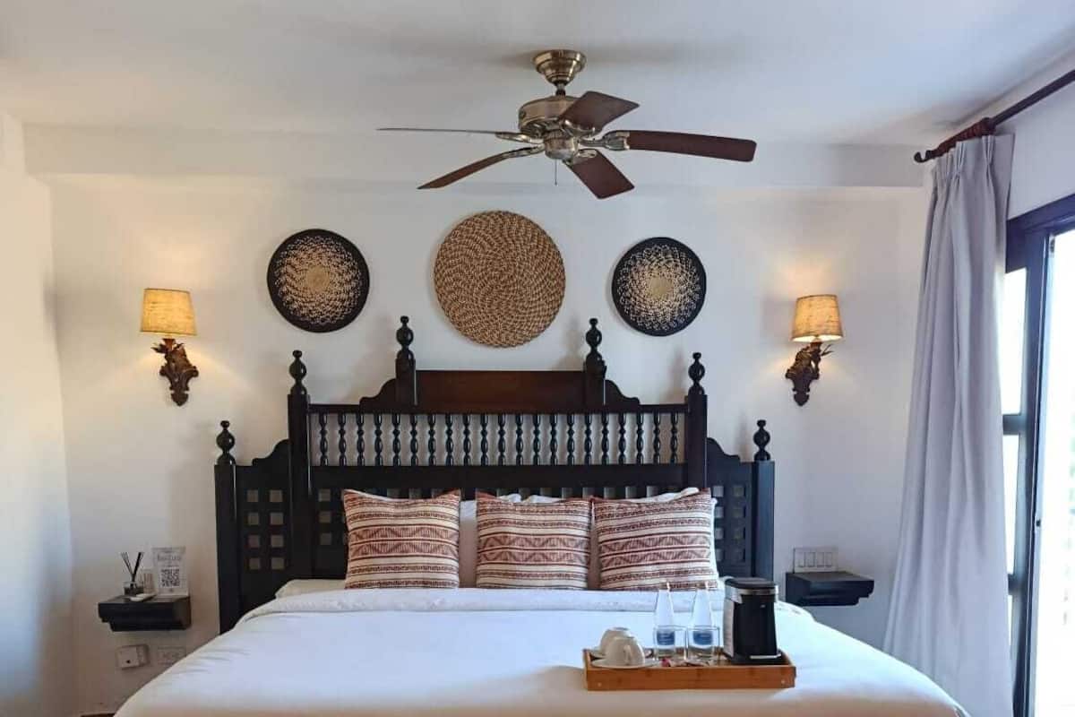 In-room safe, iron/ironing board, WiFi (free), bed sheets