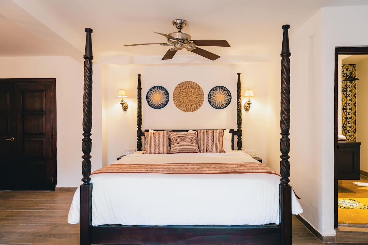 Deluxe Room | In-room safe, iron/ironing board, free WiFi, bed sheets