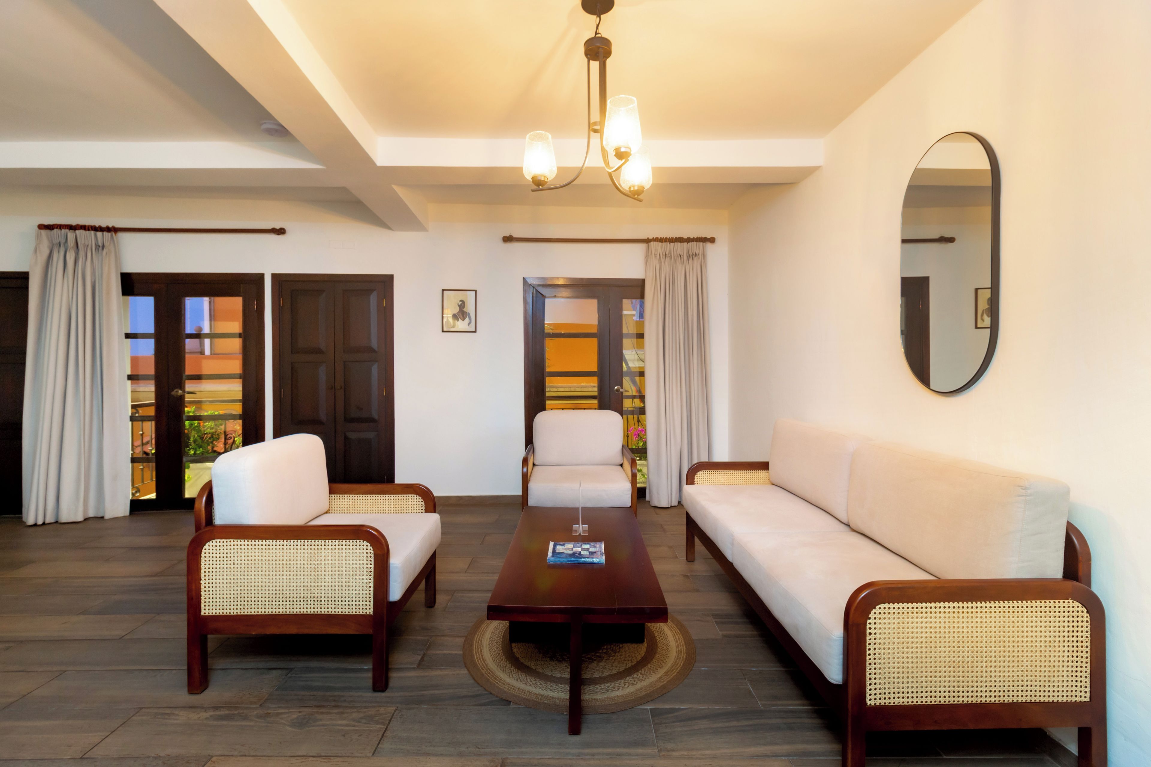 Deluxe Double Room, City View | Living area