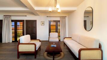 Deluxe Double Room, City View | Living area