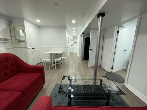 Cozy Basement Retreat -
Free Parking in Etobicoke