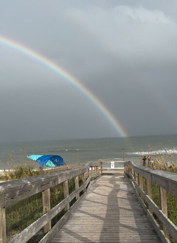 Whole house in Carolina Beach. Walk to beach or bike trail.