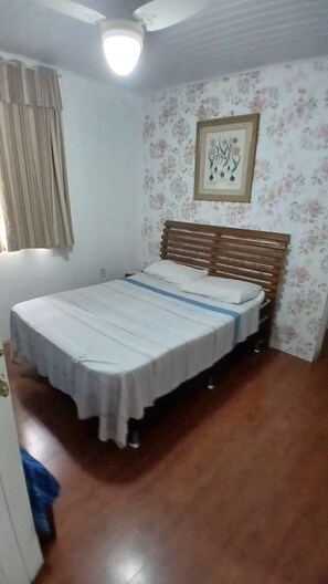 エコノミー トリプルルーム | バスルーム | シャワー、タオル、石鹸、トイレットペーパー