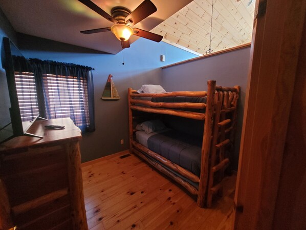 5 bedrooms, iron/ironing board, WiFi, bed sheets
