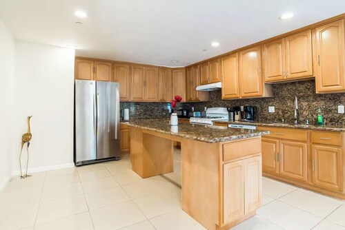 2400 - 3B2B Gated House near Zoo Coliseum FWY BART